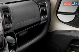 Оздоблення салону темною тканиною зі вставками з еко-шкіри